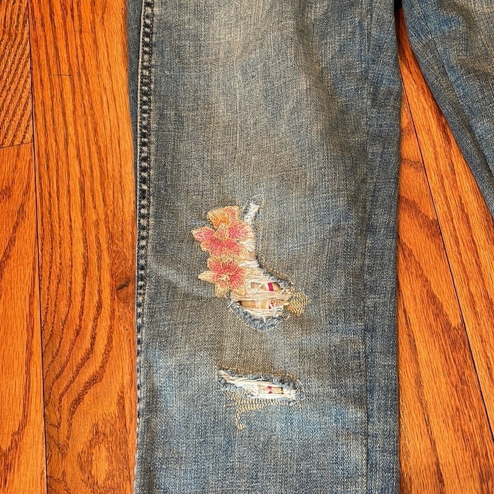 HOST PICK 🌟Like New WHBM Floral Distressed Denim Crop Pants Size 2S - Picture 3 of 7